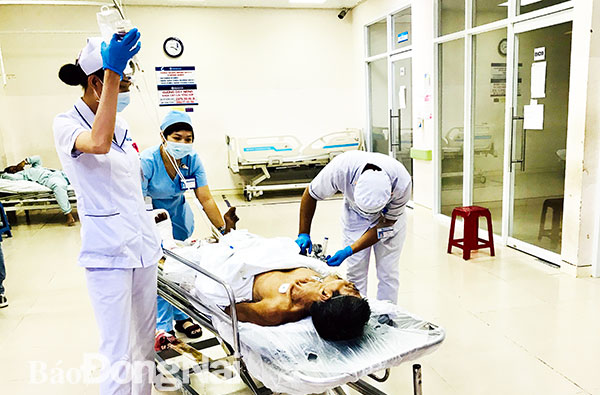Một bệnh nhân ở Khoa Cấp cứu Bệnh viện đa khoa Đồng Nai đang chuẩn bị được đưa đi phẫu thuật do bị người say rượu, bia đụng phải. Ảnh: P.Liễu