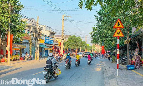 Đường Đặng Văn Trơn, lối rẽ vào cổng chính Trường THPT Nam Hà thiếu vạch sơn dành cho người đi bộ qua đường