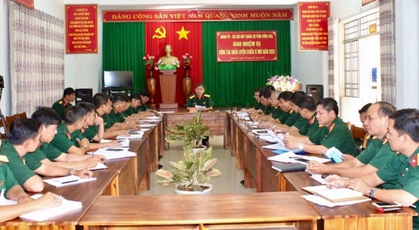 Đại tá Trần Ngọc Khải chủ trì hội nghị giao nhiệm vụ huấn luyện cho Trung đoàn Đồng Nai (Ảnh Duy Tùng)