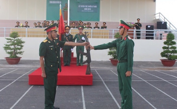 Trung đoàn trưởng Trung đoàn Đồng Nai Đỗ Ngọc Ân giao vũ khí cho chiến sĩ mới sau khi hoàn thành nhiệm vụ huấn luyện năm 2019 (Ảnh Nguyệt Hà)