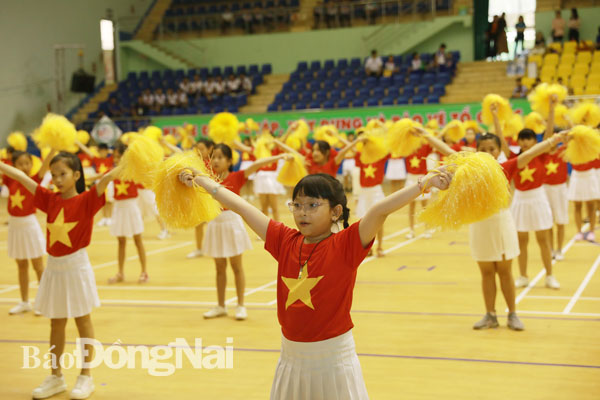 Các em học sinh Trường TH Nguyễn An Ninh biểu diễn bài thể dục đồng diễn tại lễ khai mạc