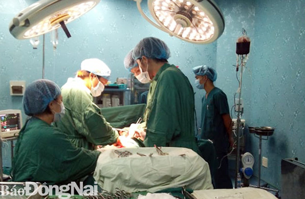 Ê-kíp phẫu thuật Bệnh viện đa khoa khu vực Long Khánh phẫu thuật xuyên đêm cứu bệnh nhân bị đả thương. Ảnh: H.Dung