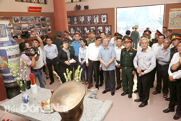 Đồng chí Trần Quốc Vượng, Ủy viên Bộ chính trị, Thường trực Ban bí thư Trung ương tham quan nhà truyền thống Căn cứ Trung ương cục miền Nam