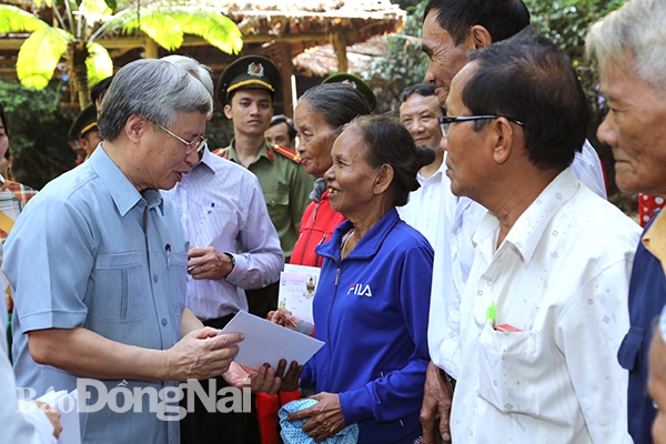Đồng chí Trần Quốc Vượng, Ủy viên Bộ chính trị, Thường trực Ban bí thư Trung ương tặng quà cho hộ dân tộc xã Mã Đà