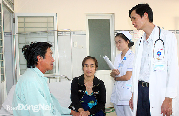 Bác sĩ, điều dưỡng Bệnh viện đa khoa khu vực Long Khánh thăm hỏi, chăm sóc bệnh
