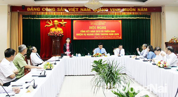 Giám đốc Sở Công thương Trương Thị Mỹ Dung tiếp thu những ý kiến đóng góp đến từ các đơn vị, hội, hiệp hội tại hội nghị