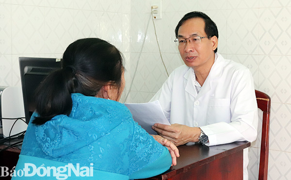Bác sĩ Bệnh viện tâm thần Trung ương 2  tư vấn về những dấu hiệu của bệnh trầm cảm cho một người dân ở xã An Phước (huyện Long Thành). Ảnh: S.Mai
