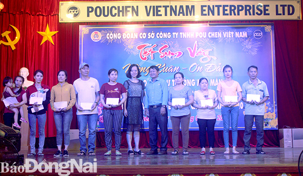 Đại diện lãnh đạo Công ty TNHH Pouchen Việt Nam và Công đoàn cơ sở trao quà cho đoàn viên, người lao động có hoàn cảnh khó khăn