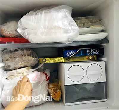 Việc để thực phẩm sống chung với thực phẩm đã nấu chín trong tủ lạnh dễ gây nhiễm khuẩn, không đảm bảo an toàn thực phẩm