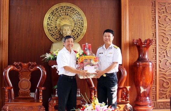 Phó bí thư thường trực Tỉnh ủy Hồ Thanh Sơn thăm và chúc Tết Bộ Tư lệnh Vùng 2 Hải Quân (Ảnh: Hải Quân)