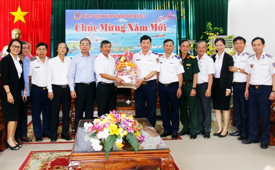 Phó bí thư thường trực Tỉnh ủy Hồ Thanh Sơn tặng quà Bộ tư lệnh Vùng Cảnh sát biển 3. (Ảnh: Hải Quân)