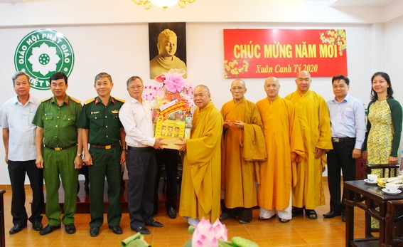 Chủ tịch UBND tỉnh và đoàn công tác tặng quà tết, chúc mừng Trung ương Giáo hội phật giáo Việt Nam phía Nam tại TP. Hồ Chí Minh