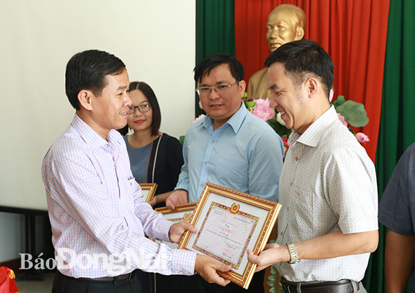 Phó tổng biên tập Báo Đồng Nai Đinh Kim Tuấn khen thưởng cho các cộng tác viên tiêu biểu năm 2019