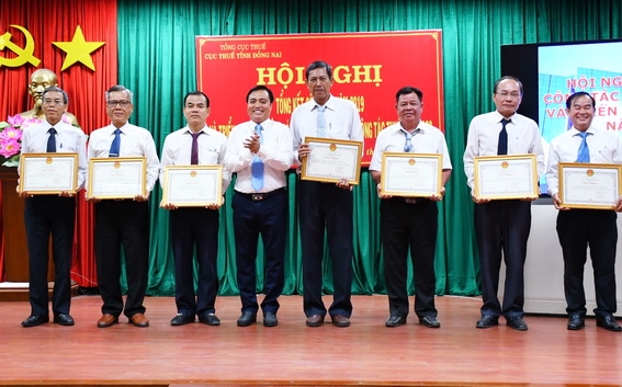 Cục trưởng Cục thuế Đồng Nai Nguyễn Văn Công trao giấy khen cho các tập thể hoàn thành xuất sắc nhiệm vụ năm 2019