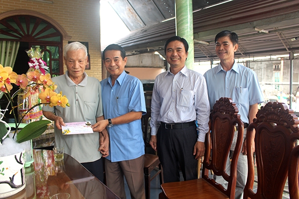 Trưởng ban Tuyên giáo Tỉnh ủy Thái Bảo đến thăm, chúc Tết và tặng quà cho đồng chí Dương Minh Ngà, nguyên Ủy viên TVTU, nguyên Chủ tịch UBMTTQ Việt Nam tỉnh tại huyện Long Thành