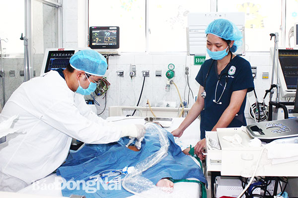 Một ca viêm phổi nặng đang được điều trị tích cực tại Bệnh viện nhi đồng Đồng Nai. Ảnh: A.Yên