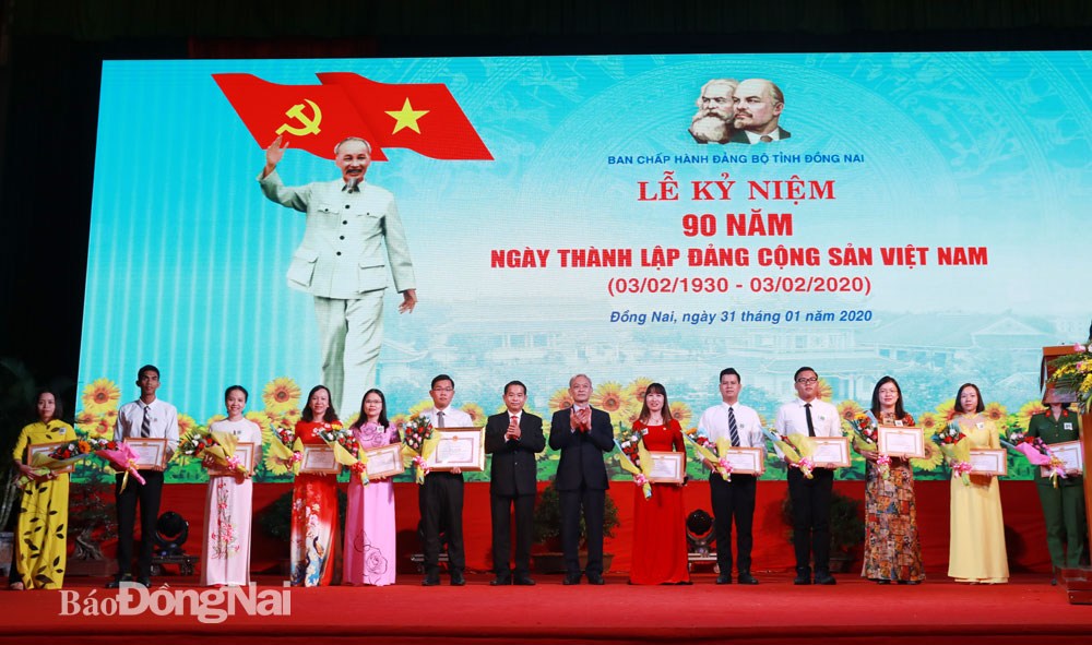 Bí thư Tỉnh ủy Nguyễn Phú Cường và Trưởng ban Tuyên giáo Tỉnh ủy Thái Bảo trao giải cho các tác giả, nhóm tác giả đoạt giải Cuộc thi viết 50 năm thực hiện Di chúc của Chủ tịch Hồ Chí Minh.