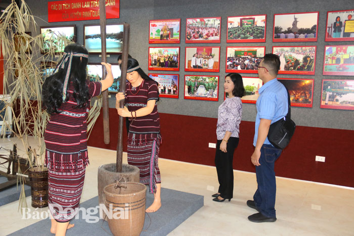 Một góc nhà trưng bày trong khuôn viên Di tích lịch sử cấp quốc gia Chiến thắng La Ngà (xã La Ngà, H.Định Quán) vừa được H.Định Quán tiến hành chỉnh lý, bổ sung hiện vật. Ảnh: Văn Truyên