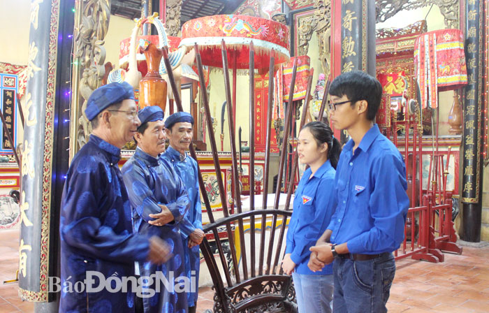 Thanh niên TP.Biên Hòa tìm hiểu tại di tích đền thờ Nguyễn Hữu Cảnh. Ảnh: My Ny