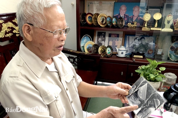 Thiếu tướng Nguyễn Ngọc Doanh giới thiệu tấm hình Bộ Tư lệnh chiến dịch trao cờ cho đơn vị trước khi vào chiến dịch Hồ Chí Minh