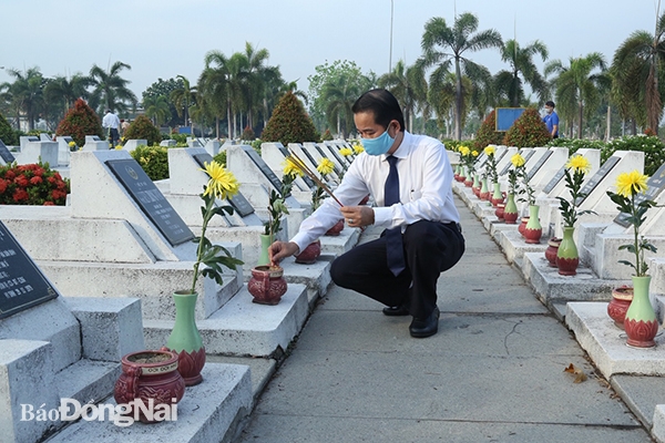 Ủy viên Ban TVTU, Trưởng ban Tuyên giáo Tỉnh ủy Thái Bảo thắp hương trên các phần mộ các liệt sĩ