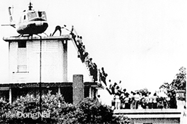 Trực thăng đang bốc người trên nóc một tòa nhà tại trung tâm Sài Gòn vào trưa ngày 29-4-1975 . (Ảnh: Phóng viên Hugh Van Es của hãng thông tấn UPI)