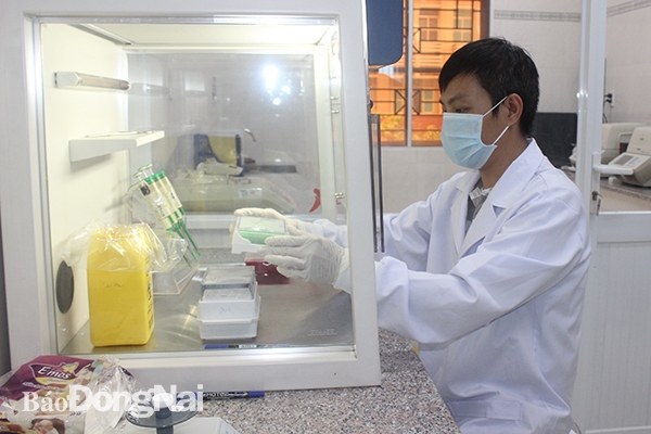 Nhân viên y tế tiến hành làm xét nghiệm Covid-19 tại Trung tâm Kiểm soát bệnh tật tỉnh