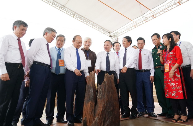 Thủ tướng cùng các đại biểu tham quan bãi cọc Cao Quỳ.