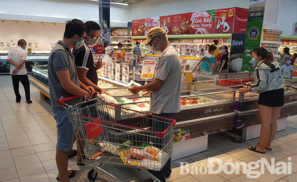 Người dân đến tham quan, mua sắm tại BigC Tân Hiệp (TP.Biên Hòa) vào dịp nghỉ lễ 30-4 và 1-5.