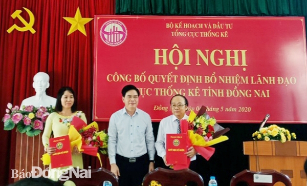 Ông Trần Quốc Tuấn nhận quyết định bổ nhiệm Cục truổng Cục Thống kê Đồng Nai và bà Lê Thị Hoa Hồng, được bổ nhiệm Phó cục trưởng Cục Thống kê Đồng Nai