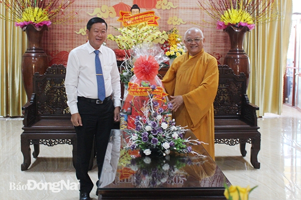 Chủ tịch MTTQ Việt Nam tỉnh Đào Văn Phước tặng quà cho Ban trị sự GHPG tỉnh