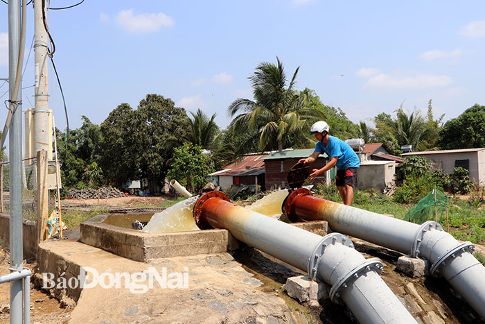 Trạm bơm Bến Thuyền (xã Phú Bình, H.Tân Phú) phục vụ tăng cường cho cánh đồng Năm Sao bị thiếu nước. Ảnh: Ngọc Liên