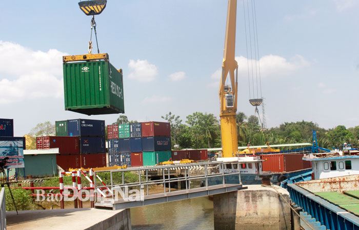 Bốc dỡ hàng hóa xuất nhập khẩu tại cảng cạn ICD Nhơn Trạch thuộc Tổng công ty Cảng Sài Gòn