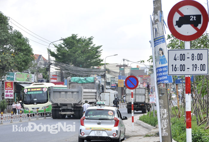 Để giảm ùn tắc và tai nạn giao thông trên tuyến đường Bùi Văn Hòa (TP.Biên Hòa) ngành chức năng đã cấm xe tải trên 2 tấn lưu thông vào một số khung giờ