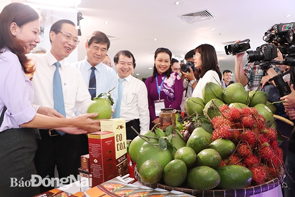 Lãnh đạo 6 tỉnh tham quan các gian hàng sản phẩm du lịch tỉnh Đồng Nai.