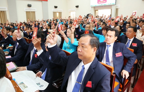 Các đại biểu biểu quyết thông qua chương trình Đại hội 