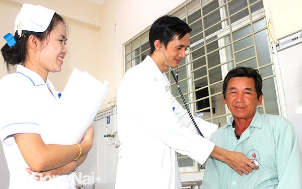 Bác sĩ Bệnh viện Đa khoa khu vực Long Khánh thăm khám cho bệnh nhân bị đột quỵ có thẻ bảo hiểm y tế điều trị tại bệnh viện