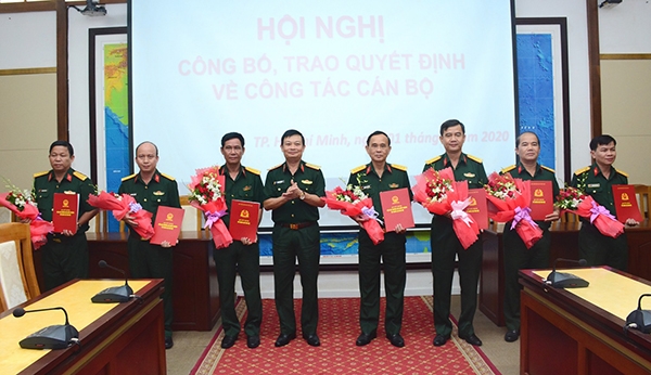 Đại tá Huỳnh Thanh Liêm (thứ 4 từ phải qua) nhận quyết định bổ nhiệm lại