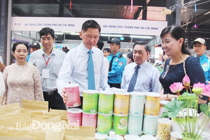Các đại biểu khách mời tham quan gian trưng bày các sản phẩm tiêu biểu, sản phẩm OCOP của Đồng Nai trong khuôn khổ chương trình Kích cầu tiêu dùng năm 2020.