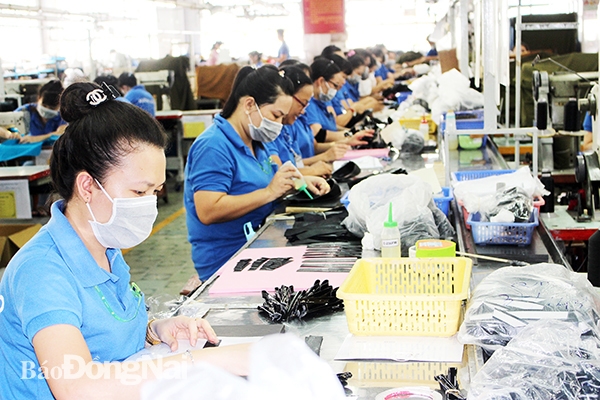 Công nhân của Công ty TNHH Bình Tiên Đồng Nai (TP.Biên Hòa) trong giờ sản xuất. Ảnh: Hoàng Lộc