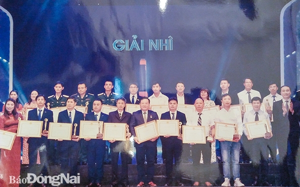 Tác giả giải pháp đoạt giải nhì của Đồng Nai (hàng sau thứ 2 từ phải qua) nhận khen thưởng từ Ban tổ chức.