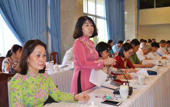 Bí thư Đảng ủy Khối các cơ quan tỉnh Hoàng Thị Bích Hằng, trao đổi kinh nghiệm tổ chức đại hội điểm Đảng bộ khối, tại hội nghị.
