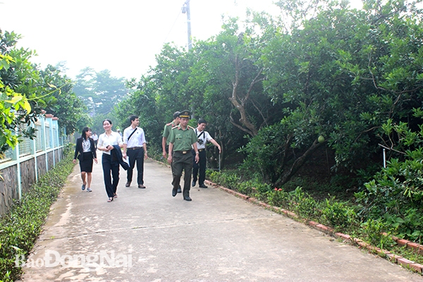 Đoàn thăm quan tuyến đường sáng xanh sạch đẹp tại khu dân cư kiểu mẫu thuộc xã Tân Bình, H.Vĩnh Cửu.
