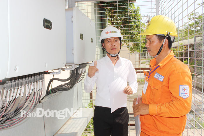 Nhân viên ngành điện kiểm tra nguồn đấu điện năng lượng mặt trời tại một công ty ở Khu công nghiệp Tam Phước. (TP.Biên Hòa). Ảnh: Hoàng Lộc