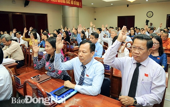 Đại biểu biểu quyết miễn nhiệm chức danh đại biểu HĐND tỉnh khóa IX đối với đồng chí Nguyễn Văn Nải. Ảnh: Công Nghĩa