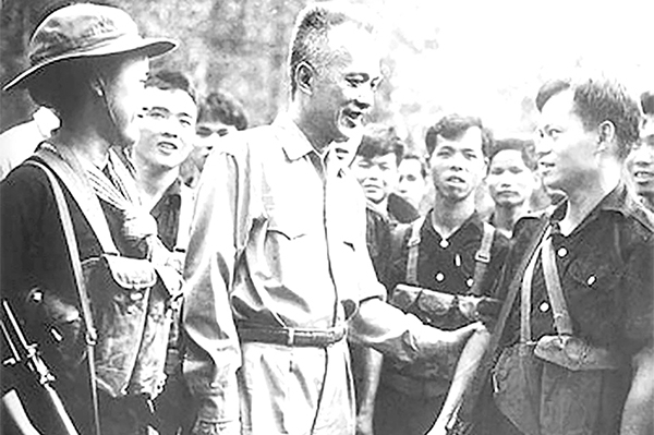 Luật sư Nguyễn Hữu Thọ với các chiến sĩ quân giải phóng. Ảnh: TL                                                 