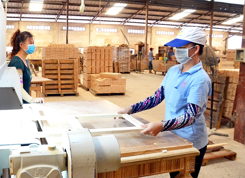 Xuất khẩu gỗ là một trong những ngành chịu nhiều ảnh hưởng bởi dịch Covid-19 Trong ảnh: Sản xuất các sản phẩm gỗ tại một công ty ở TP.Biên Hòa . Ảnh: L.Phương