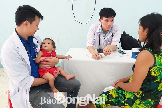 Người dân ở khu vực nông thôn trong tỉnh được bác sĩ khám và tư vấn sức khỏe thường xuyên
