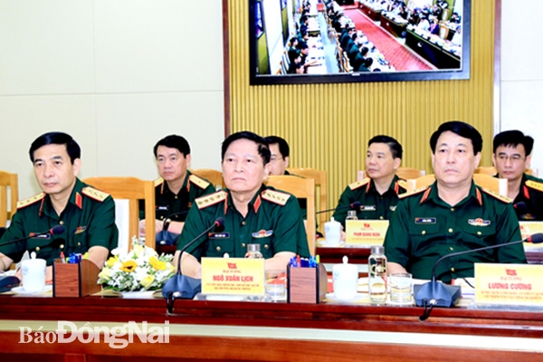 Đại tướng Ngô Xuân Lịch, Ủy viên Bộ Chính trị, Phó bí thư Quân ủy Trung ương, Bộ trưởng Quốc phòng (giữa) chủ trì hội nghị