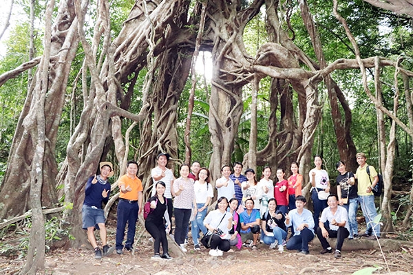 Du khách trải nghiệm khám phá rừng tại Vườn quốc gia Cát Tiên (H.Tân Phú)